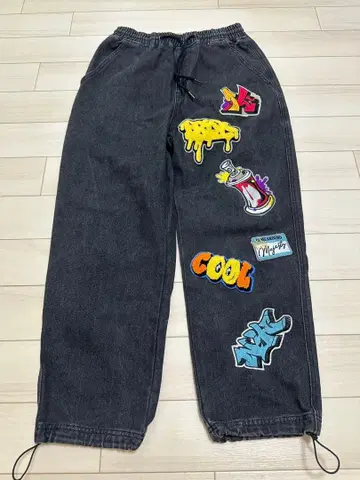 자수 패치 부착 다크 그레이 데님 팬츠