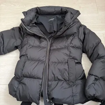 QUEENS COURT 블랙 다운 자켓