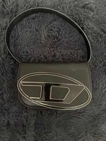 블랙 핸드백 메탈릭 로고 포함