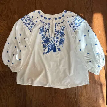 플라워 자수 벌룬 소매 블라우스