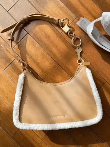 찰스앤키스 숄더백 무스탕풍