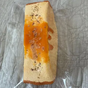 스퀴즈 꿀 버터 스틱 아이스 버터 크림색과 오렌지색의 디저트