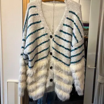퍼가 달린 그레이와 파랑 스트라이프 니트 가디건
