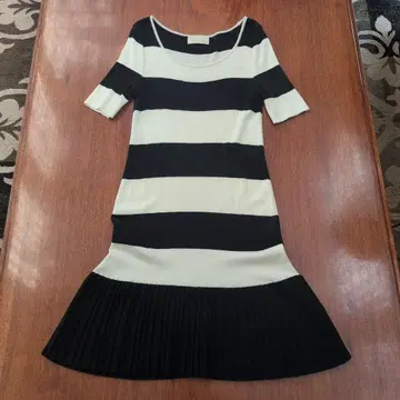 UNTITLED 스트라이프 니트 원피스 플리츠 반팔