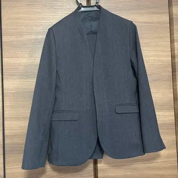 그레이 블레이저와 팬츠 세트