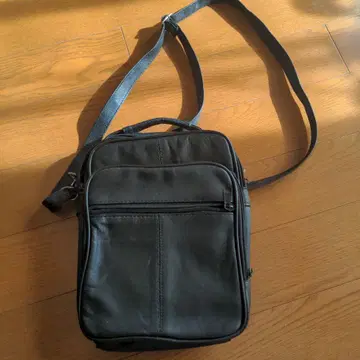 블랙 가죽 숄더백