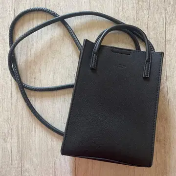 블랙 합성 피혁 숄더백