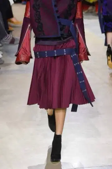 sacai 사카이 벨데드 플리츠 스커트 보르도