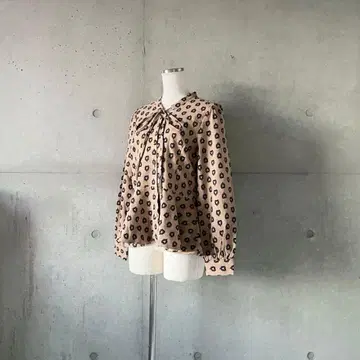 택 포함 새상품 플로키 프린트 기모 페플럼 블라우스 S