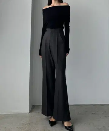 [ 새상품 미사용 ] Louere 백 슬릿 플레어 팬츠 (다크 그레이)