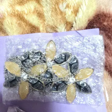 플라워 모티브 목걸이 블랙과 베이지