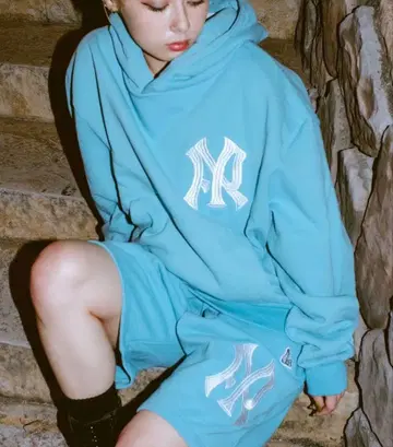 라이트 블루 후드 부착 후드티