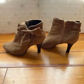 베이지 리본 포함 부티 힐 8cm