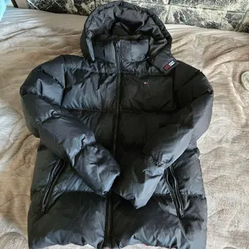 TOMMY HILFIGER 블랙 다운 자켓