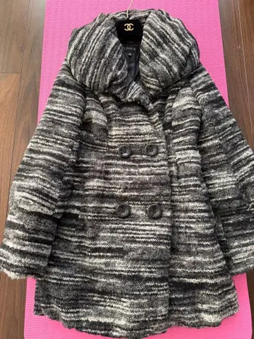 스트라이프 패턴 그레이 계열 다운 자켓