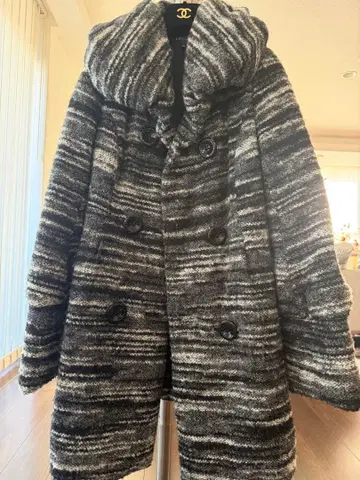 스트라이프 패턴 그레이 계열 다운 자켓