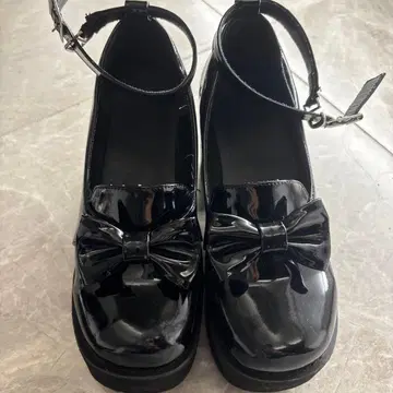 버블스 에나멜 리본 펌프스