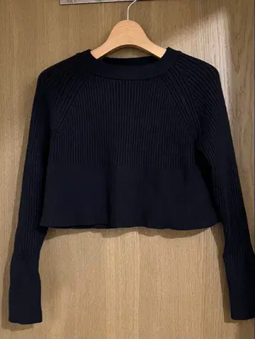 WHYTE VALENTYNE 네이비 크롭 스웨터 S/M