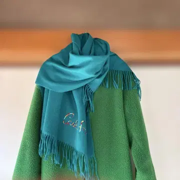 매우 예쁜 폭넓고 따뜻하며 가벼운 스톨입니다.