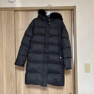 블랙 후드 부착 롱 다운 코트(GU)