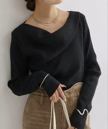 [ mystic ] 연간 총매출 1만 장 이상! 오프숄더 립 니트(블랙)