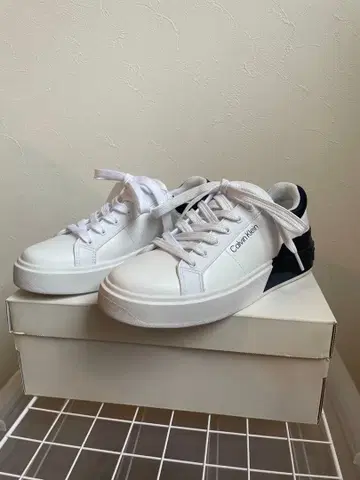 Calvin Klein 화이트 네이비 스니커즈