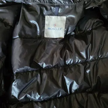 MONCLER 광택 있는 블랙 컬러 다운 자켓