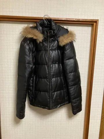 퍼 달린 블랙 가죽 숏 다운 자켓