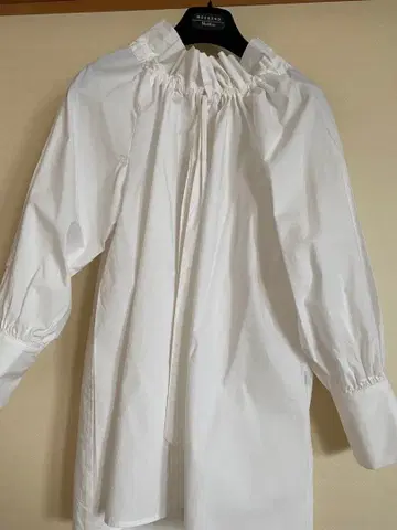 스탠드 프릴 넥 화이트 긴팔 셔츠