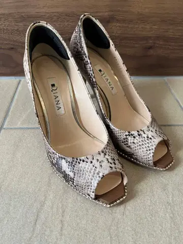 DIANA 스네이크 패턴 오픈토 펌프스