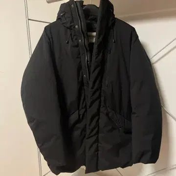 블랙 후드 부착 다운 자켓