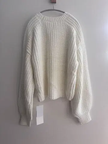 KOBE LETTUCE 화이트 리브 볼륨 슬리브 니트