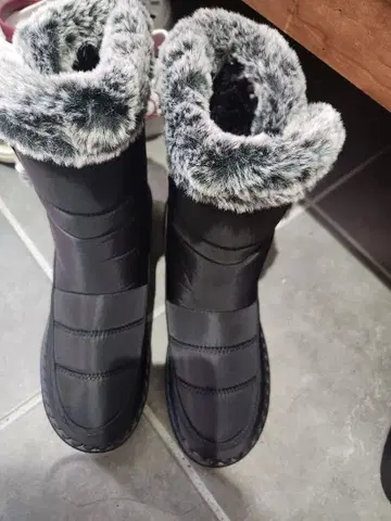 퍼 달린 블랙 캐주얼 부츠