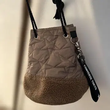 새상품급 CONVERSE TOKYO 퀼팅 숄더백