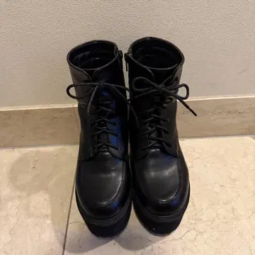 블랙 통굽 레이스업 부츠 flicka