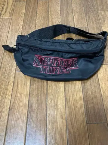 기묘한 이야기 x H&M 웨스트 파우치