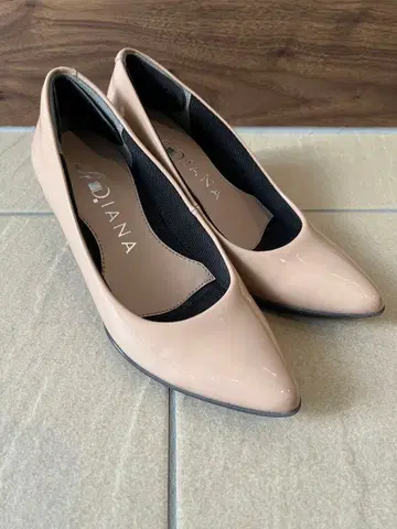 DIANA 베이지 스틸레토 펌프스