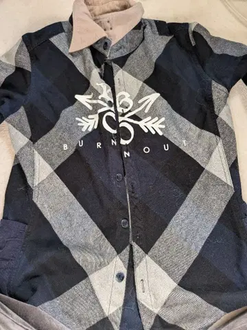 번 아웃 셔츠
