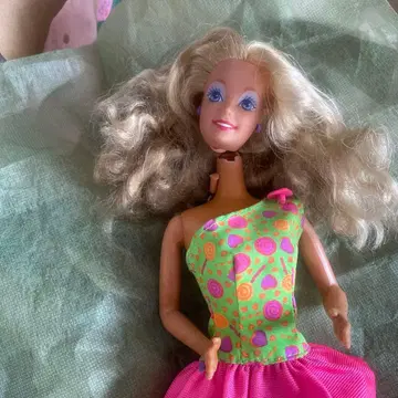 컬러풀 드레스의 바비 인형