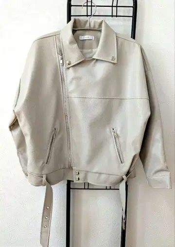 fifth 페이크 가죽 자켓 라이트 그레이지 숏 기장