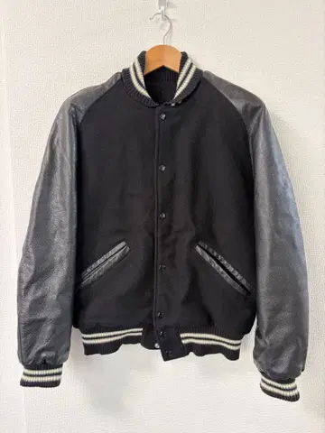 DeLong 스타디움 점퍼 올 블랙