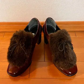 N.GLASS 에나멜 퍼(fur) 포함 펌프스