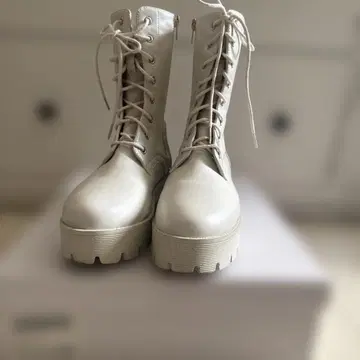 화이트 레이스업 부츠