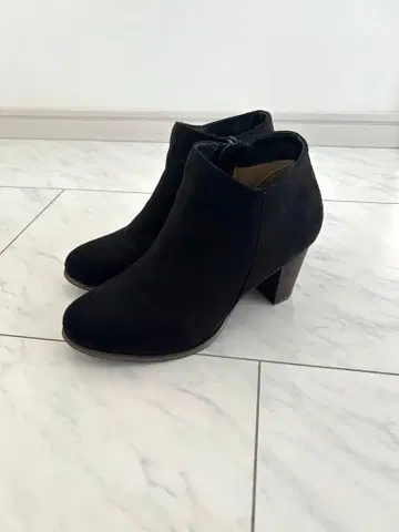 a.v.v 스웨이드 앙크 부츠 블랙