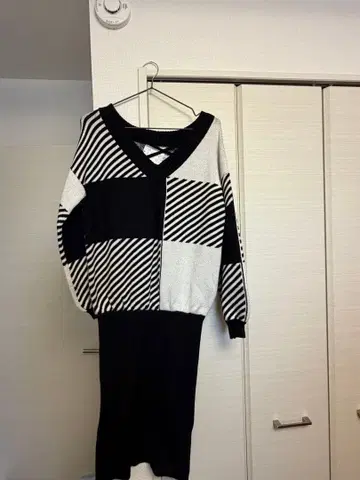 세실 맥비 V넥 니트 원피스 M 화이트 블랙