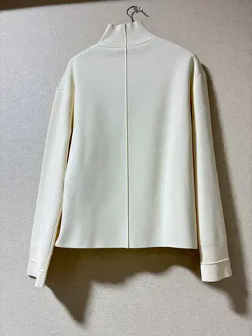 띠어리 럭스 새상품 아이보리 하이넥 스웨터 긴팔