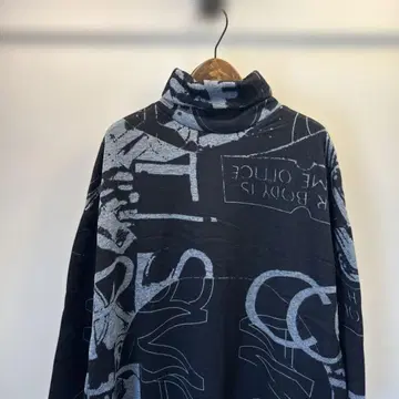 그래픽 프린트 터틀넥 긴팔 상의