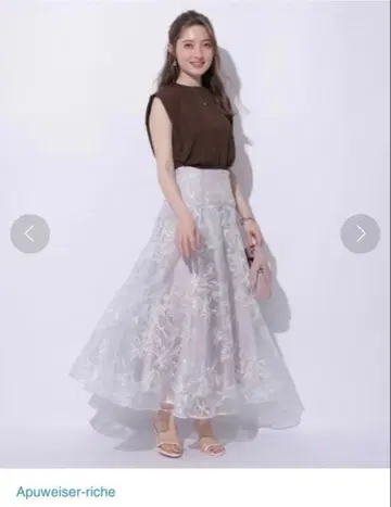 Apuweiser-riche 자수 스커트