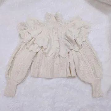 새상품급 ZARA 퍼프 슬리브 크롭 기장 굵은 케이블 프릴 니트 아이보리