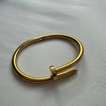 골드 심플 뱅글 로고 포함